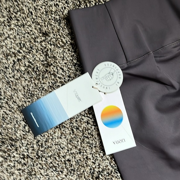 Vuori Women’s Evolve Plum Legging, NWT - Picture 7 of 8